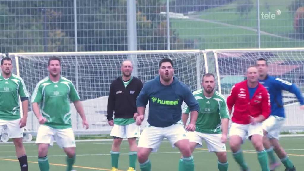 100 Schwinger messen sich auf dem Fussballplatz