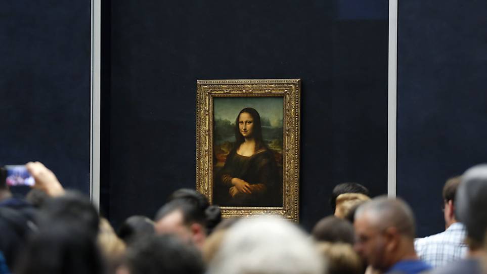 Touristen vor Leonardo da Vincis berühmtem Gemälde «Mona Lisa» im Museum Louvre in Paris. (Archivbild)