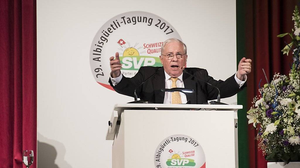 SVP-Chefstratege Christoph Blocher sprach an der diesjährigen Albisgüetlitagung in Zürich im Zusammenhang mit der Umsetzung der Zuwanderungsinitiative von einem «bösartigen Verfassungsbruch». Die Schein-Elite sei daran, den Bürgern ihre Gesetzgebungskompetenz zu entreissen.