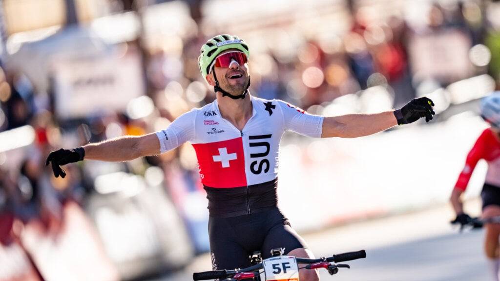 Nino Schurter bei der Zieleinfahrt