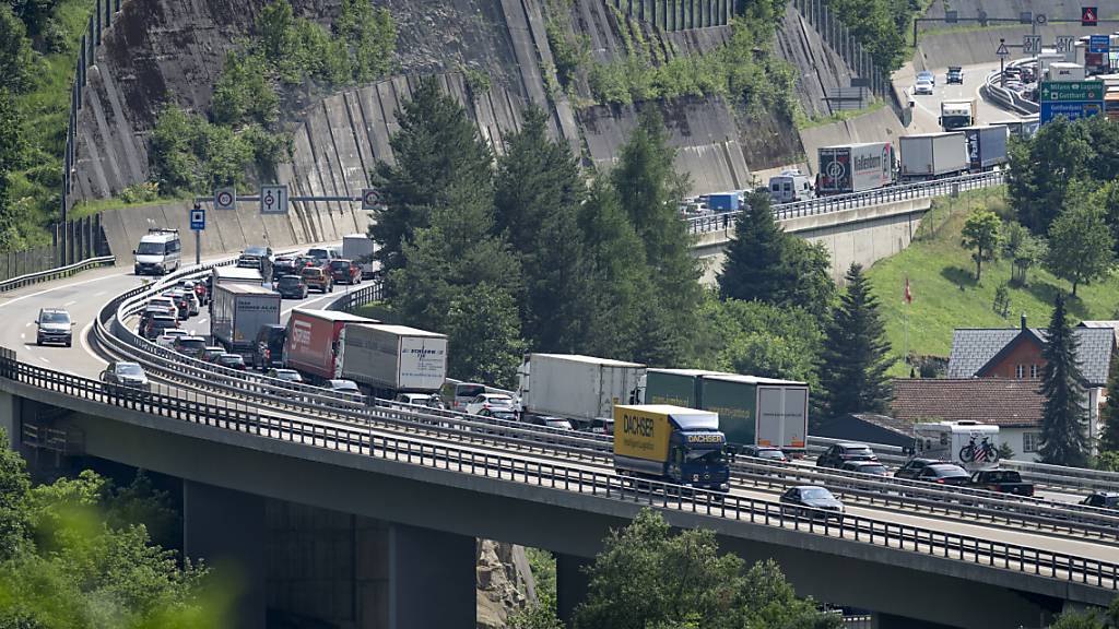 Am Samstagnachmittag stauen sich die Autos am Gotthard in beide Richtungen. (Archivbild)