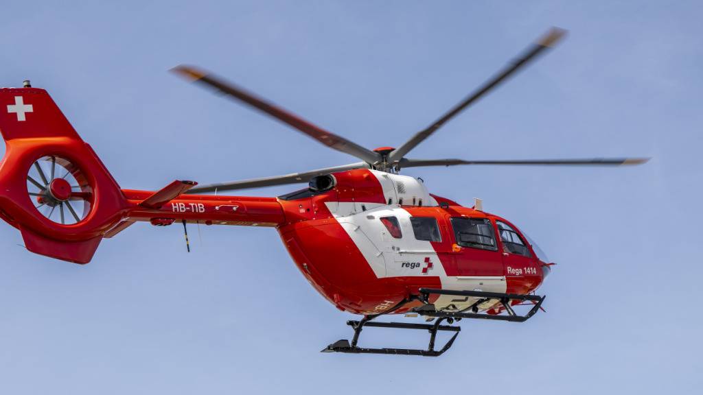 Die Rega flog einen schwer verletzten Töfffahrer nach einem Unfall in Ennetbühl ins Spital. (Symbolbild)