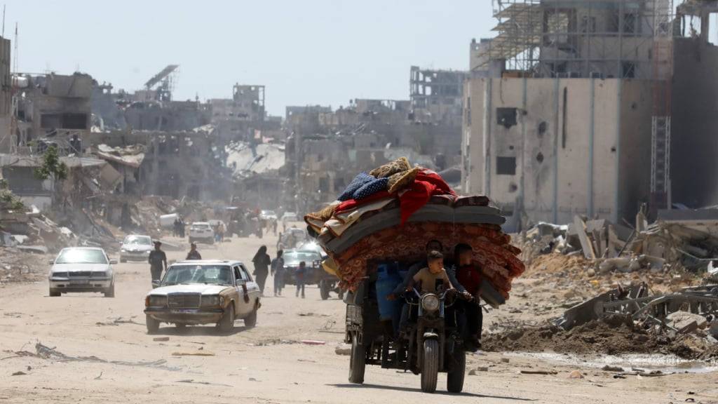 ARCHIV - Vertriebene Palästinenser kommen mit ihren Habseligkeiten in Chan Junis an, nachdem sie Rafah im südlichen Gazastreifen aufgrund eines Evakuierungsbefehls verlassen haben. Foto: Omar Naaman/dpa