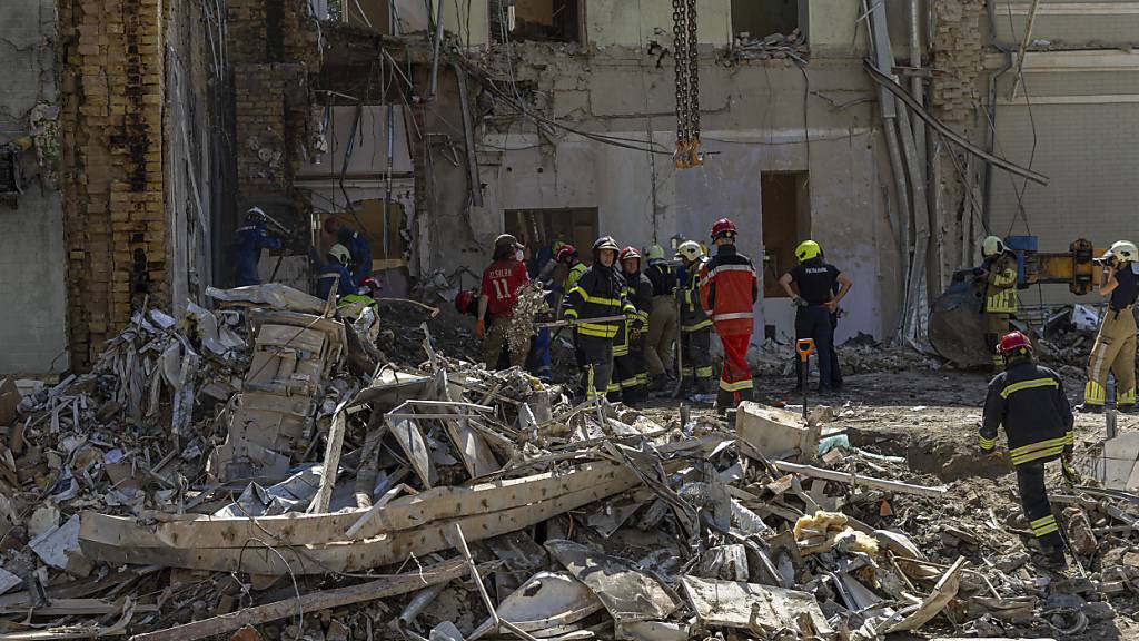 Rettungskräfte beseitigen die Trümmer des Kinderkrankenhauses. Foto: Anton Shtuka/AP/dpa