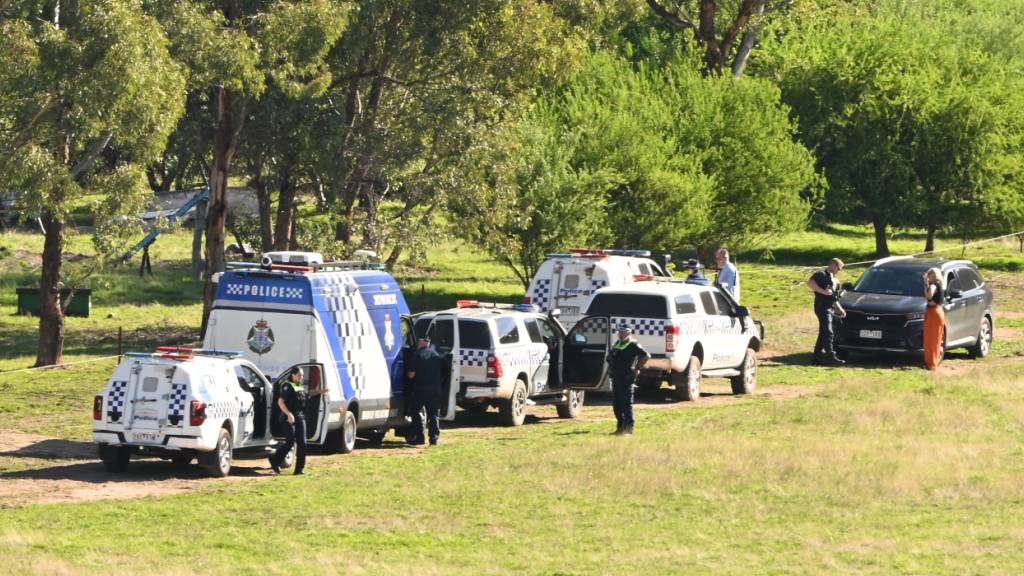 Polizeibeamte sind an dem Ort im Einsatz, an dem der flüchtige Dezi Freeman in Porepunkah, Victoria, am Montag, 30. März 2026, erschossen wurde. Der seit Ende August 2025 gesuchte Polizistenmörder ist bei einem Polizeieinsatz im Bundesstaat Victoria getötet worden. Foto: James Ross/AAP/dpa