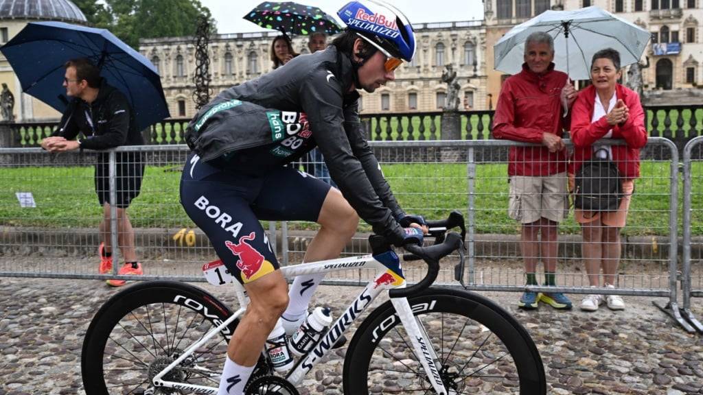 Primoz Roglic rollt am Dienstagmittag noch an den Start der Regenetappe
