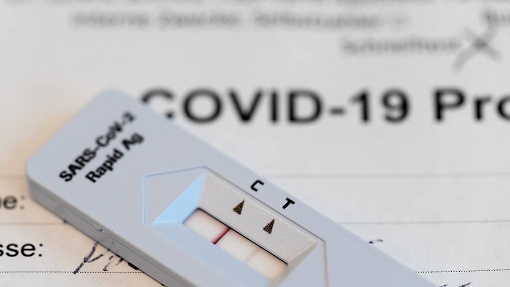 Ein positives Testresultat auf dem Teststreifen eines Covid-19 Antigen-Schnelltests. Seit Beginn der Pandemie gab es insgesamt 280'648 laborbestätigte Fälle von Ansteckungen mit dem Coronavirus, wie das BAG am Mittwoch mitteilte. (Symbolbild)