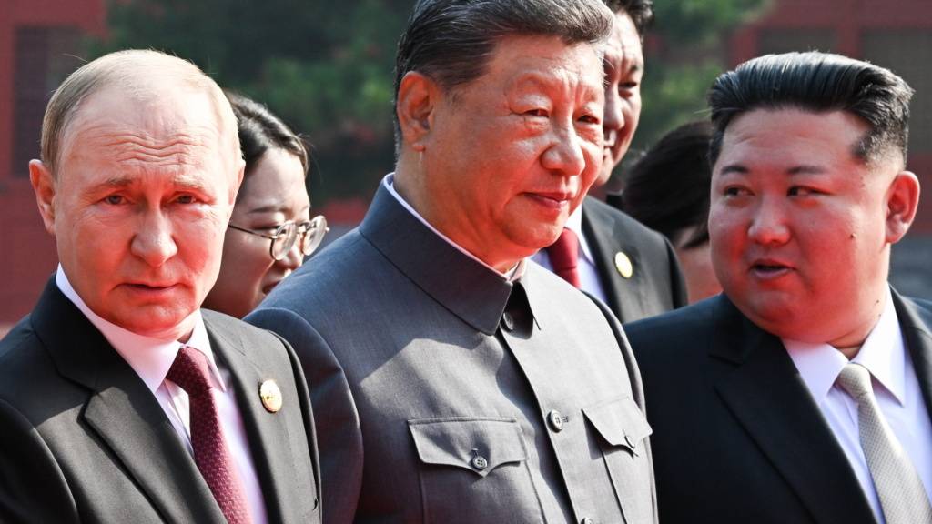ARCHIV - Wladimir Putin neben Xi Jinping und dem  nordkoreanischen Machthaber Kim Jong Un (von links) im September 2025 in Peking. Foto: Sergei Bobylev/TASS via ZUMA Press/dpa/Archivbild