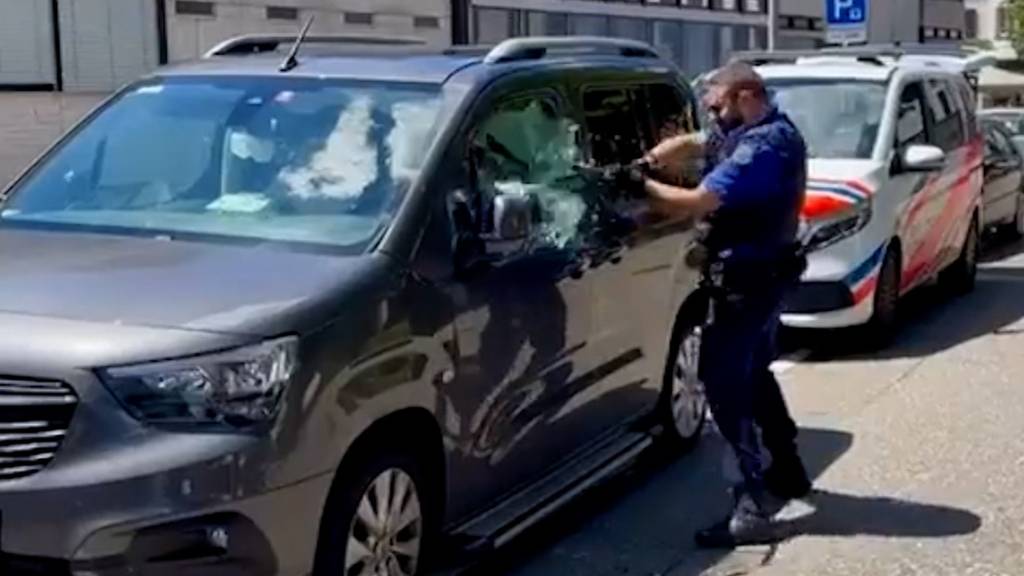 Polizei rettet Hund aus Auto
