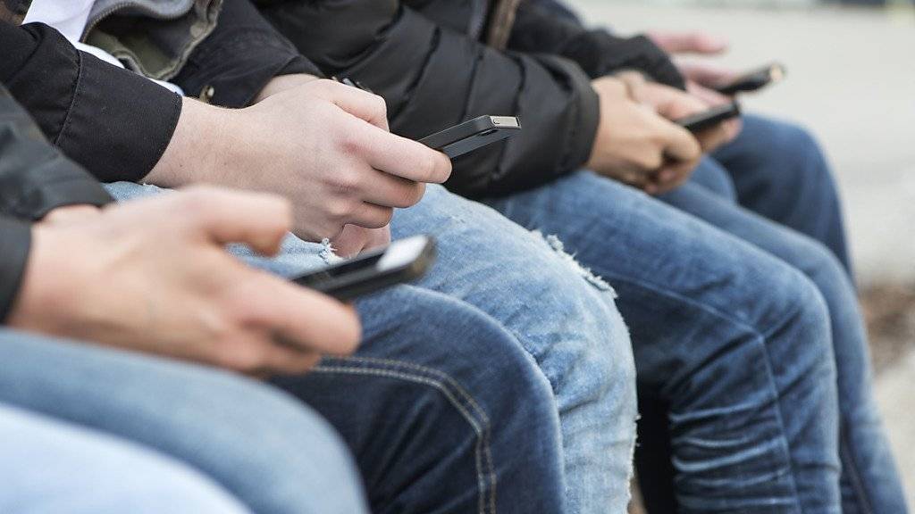 Mobilfunktstrahlung kann die Gedächtnisleistung von Jugendlichen beeinträchtigen. Chatten, gamen und surfen mit dem Mobiltelefon hatte in der Studie hingegen keinen Einfluss auf die Gedächtnisleistung. (Symbobild)