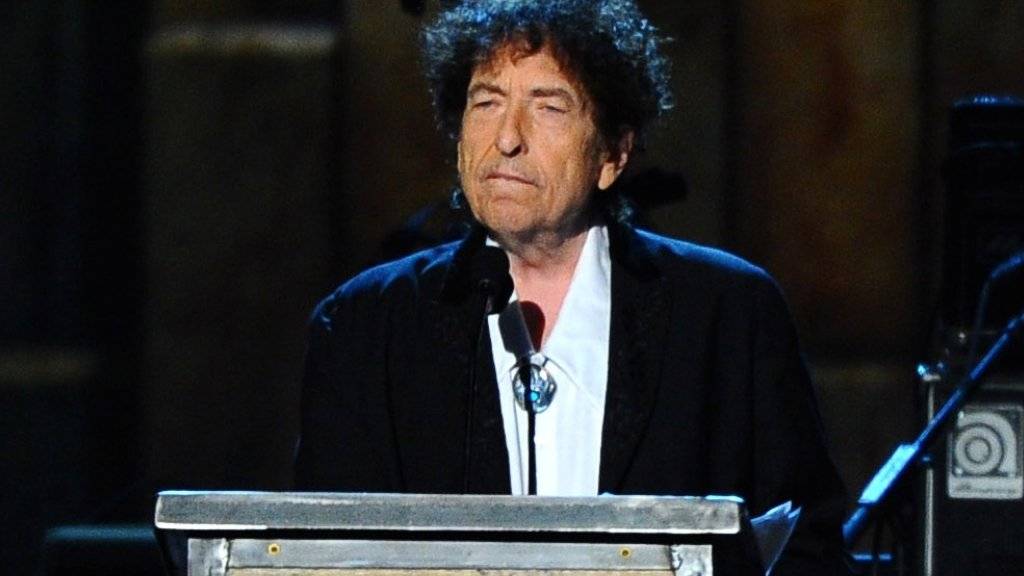 Bob Dylan - hier bei einer Preisverleihung vor zwei Jahren - hat endlich seine Hausaufgaben bei der Nobel-Akademie abgeliefert: Seine Nobelpreis-Vorlesung sei sehr «eloquent», heisst es. (Archivbild)