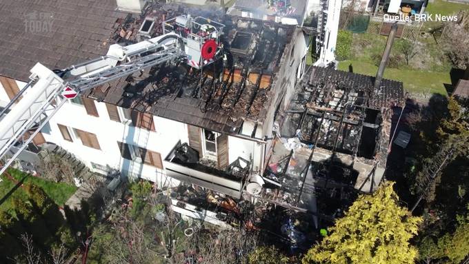 Doppeleinfamilienhaus in Brand – Verdacht auf Rauchgasvergiftung bei 80-Jähriger