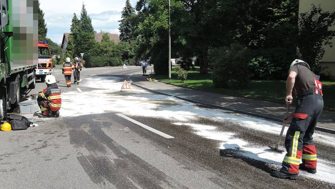 80 Liter Dieselöl fliesst auf Strasse