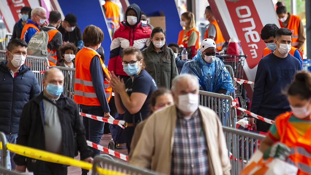 Die Weltgesundheitsorganisation (WHO) empfiehlt zur Eindämmung des Coronavirus nun doch die Nutzung von Gesichtsmasken in überfüllten öffentlichen Einrichtungen. (Symbolbild)