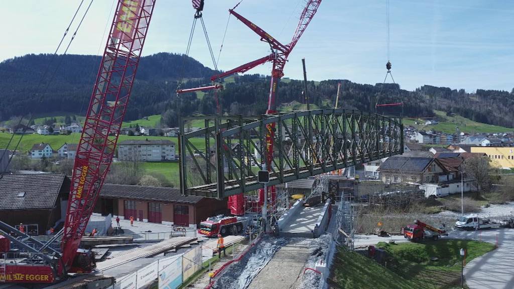 Spektakuläre Arbeiten: In Appenzell schwebt eine Brücke durch die Luft