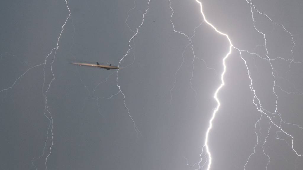 Bei Gewittern können heftige Turbulenzen entstehen.