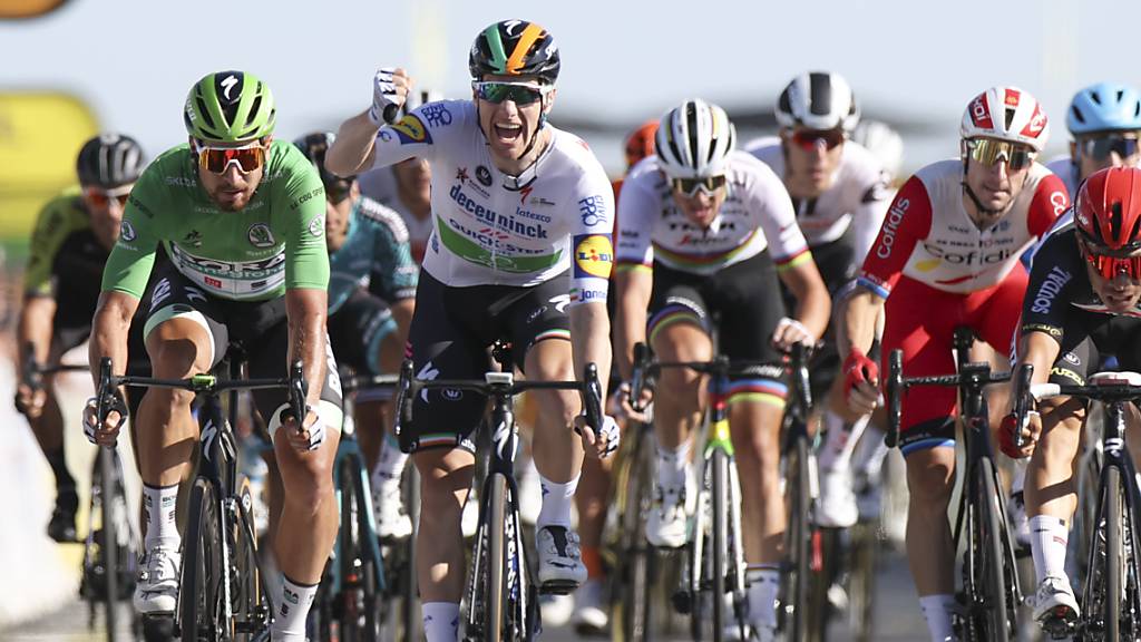 Der irische Meister Sam Bennett (2. von links) hat im Sprint der 10. Etappe der Tour de France die Nase vorne