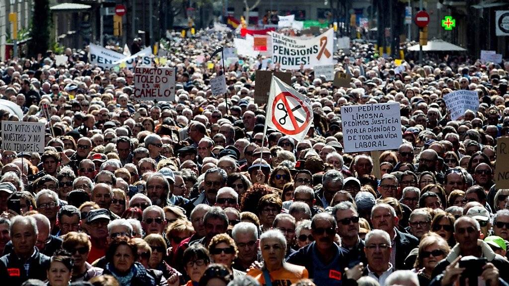 Tausende Spanier demonstrieren in Barcelona für die Anhebung ihrer Renten.
