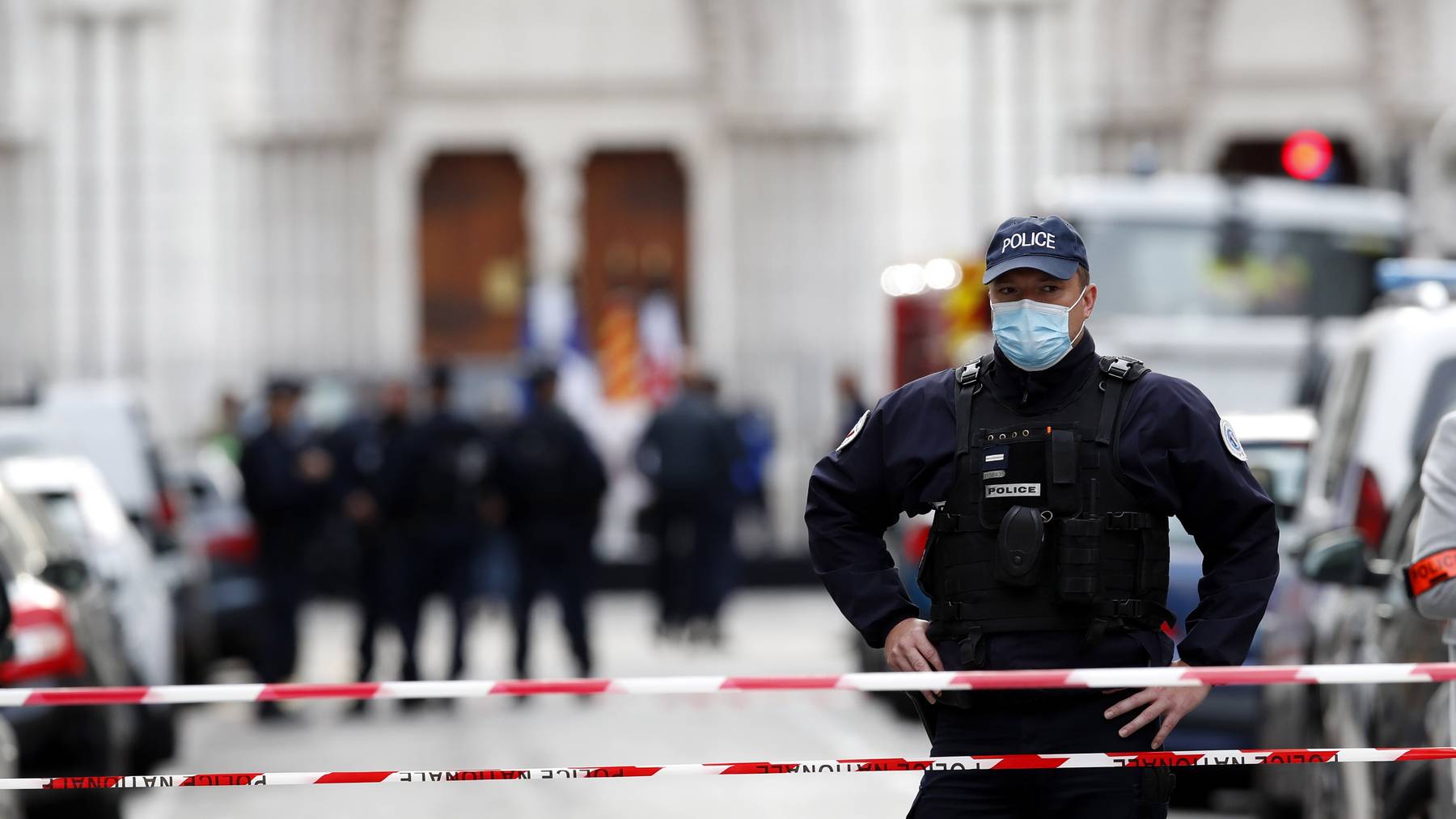 Schwer bewaffnete Polizeieinheiten sichern die Kirche Notre-Dame de l’Assomption in Nizza.