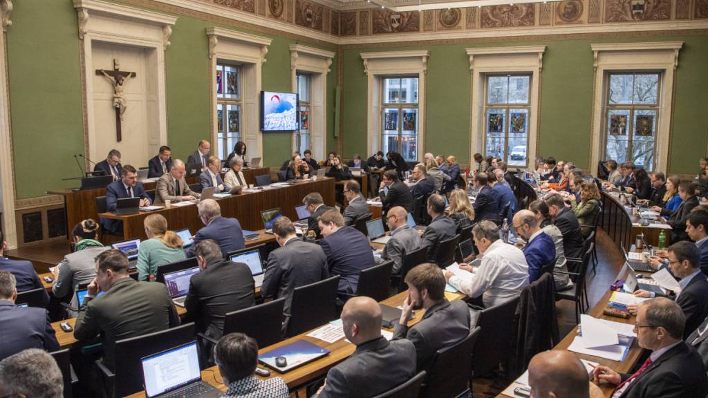 Das Zuger Kantonsparlament spricht sich für eine Machbarkeitsstudie zu Autobahnüberdachungen in verschiedenen Gemeinden im Kanton Zug aus.