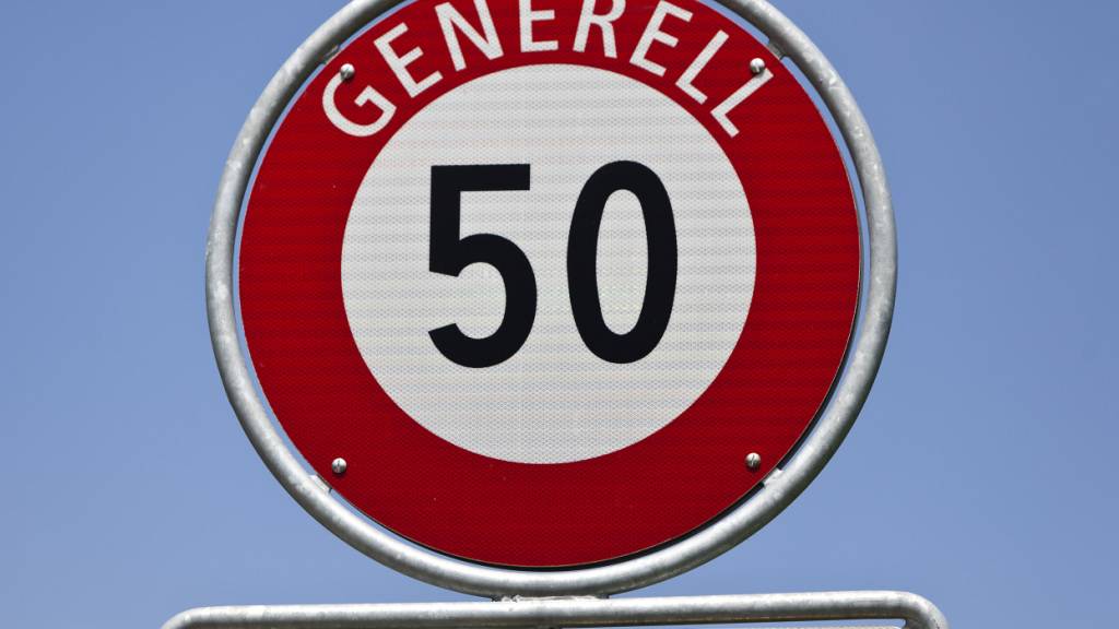 Auf verkehrsintensiven Strassen soll im Kanton St. Gallen innerorts generell Tempo 50 gelten. Dagegen gibt es Widerstand. (Archivbild)