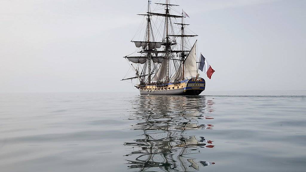 Hat zwei Atlantik-Durchquerungen hinter sich: Der bekannte Dreimaster «Hermione» ist zurück im französischen Brest. (Archiv)