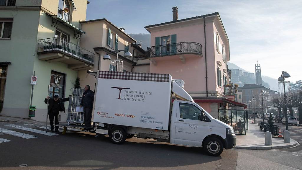 Ein Lieferwagen der Organisation «Tischlein deck dich» auf dem Weg zu einer Abgabestelle im Tessin. (Archivbild)