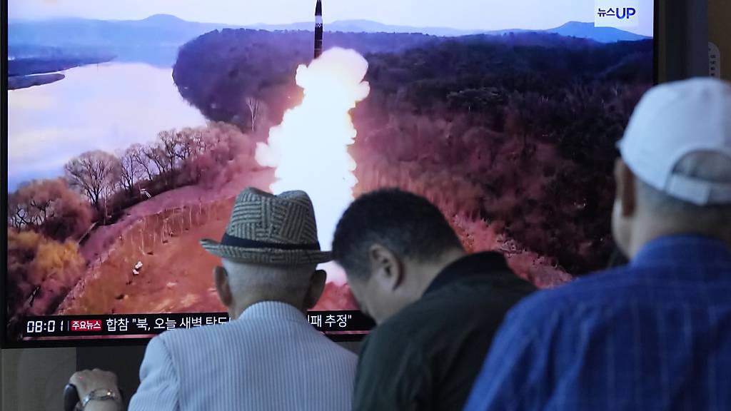 ARCHIV - Menschen sehen sich am Seouler Bahnhof ein Nachrichtenprogramm an, das einen nordkoreanischen Raketenstart zeigt. Foto: Ahn Young-joon/AP/dpa
