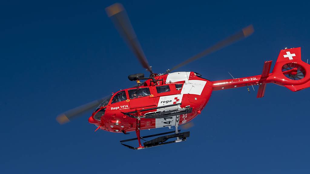 Der verletzte Arbeiter wurde mit einem Helikopter in ein Spital geflogen. (Symbolbild)