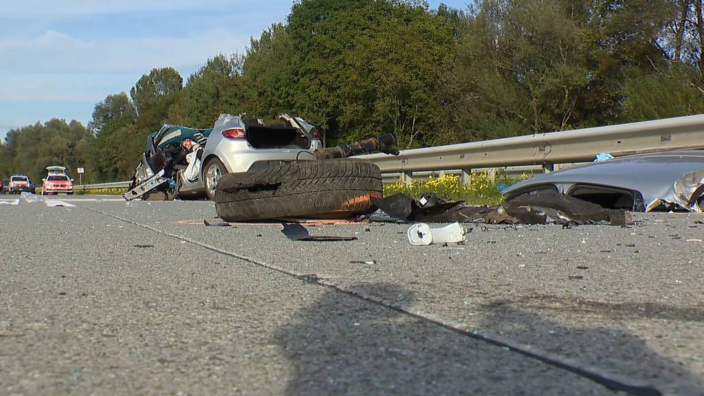 Geisterfahrer verursacht auf A13 eine Frontalkollision – Fahrer schwer verletzt