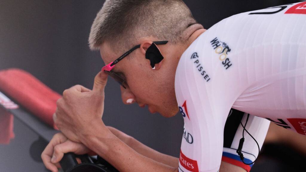 Tadej Pogacar beim Aufwärmen auf der Rolle zum Zeitfahren am 22. August zur 1. Etappe der Vuelta. Nun sitzt der Slowene auch nach dem schweren Sturz wieder auf dem Hometrainer