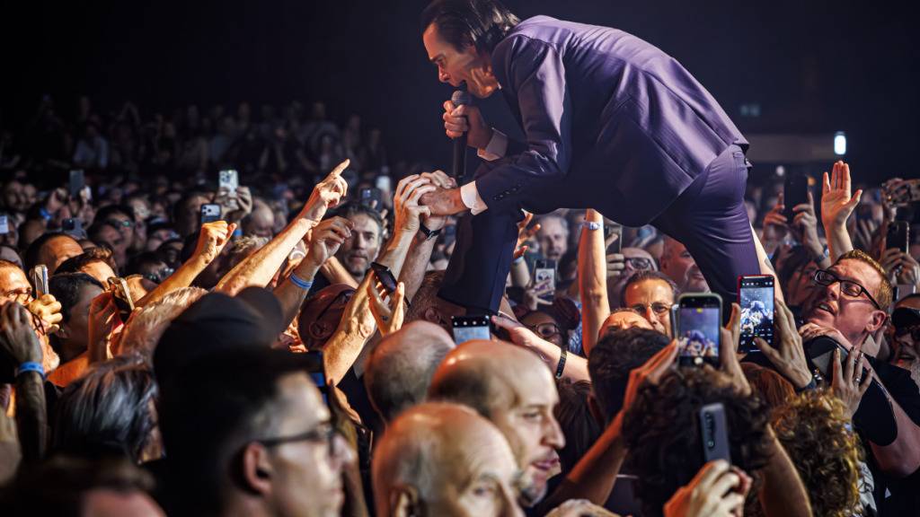 Nick Cave kam am Sonntagabend auch mit dem Publikum in Montreux in engen Kontakt, von dem er sich in die Luft heben liess.