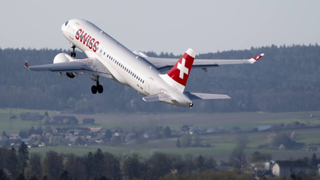 Die Swiss hat im ersten Quartal trotz geopolitischem Gegenwind das operative Ergebnis gesteigert. Auf einzelnen Strecken stieg die Nachfrage wegen des Iran-Kriegs, mit höheren Durchschnittserlösen.(Symbolbild)