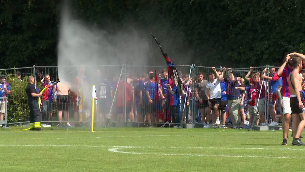Eine kalte Dusche gabs für die Basler Fans nicht resultatmässig - wegen der grossen Hitze wurden sie während der Partie mit dem Schlauch abgekühlt