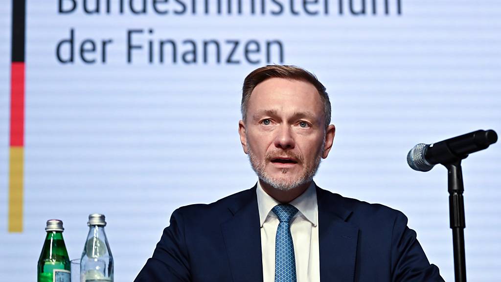 Bundesfinanzminister Christian Lindner spricht während einer Pressekonferenz über die Ergebnisse der Steuerschätzung. Foto: Soeren Stache/dpa