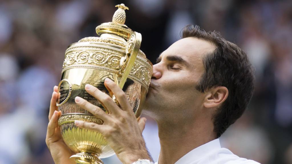 Acht Mal die Wimbledon Trophäe geküsst: Nun applaudiert Roger Federer mit dem Turnier in London den «Helden an der Front»
