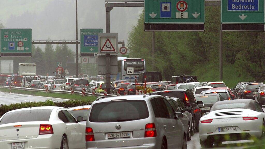 Blechlawine vor Gotthard-Südportal schwillt mit Oster-Rückreise an