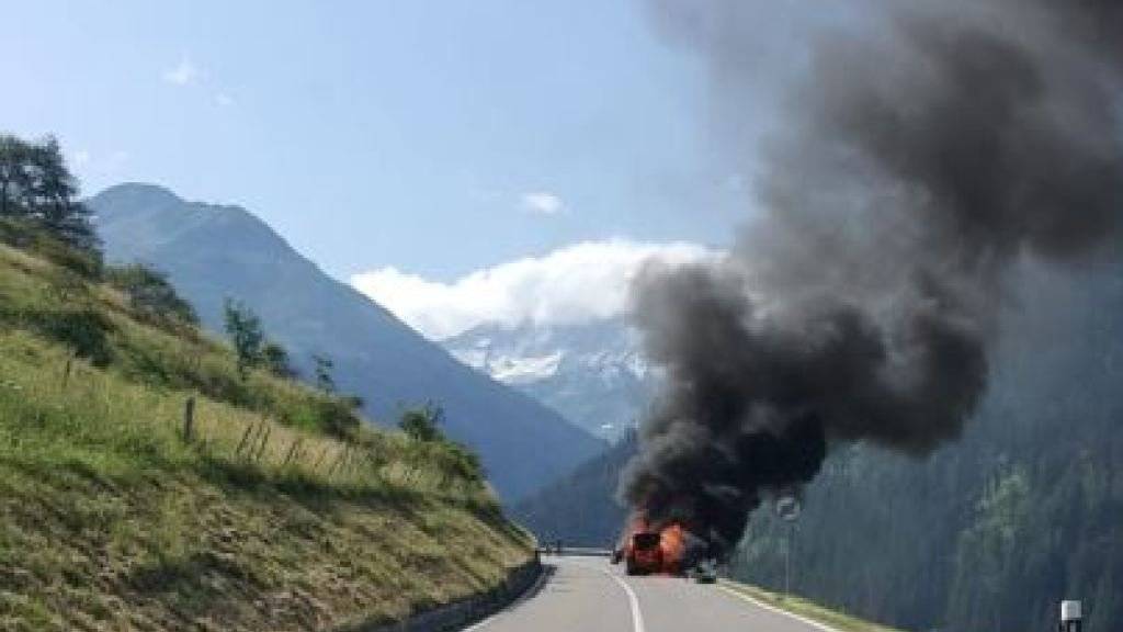 Raub der Flammen: Ein Polizist konnte den Lenker des SUV per Lichthupe vor Rauch und Feuer warnen.