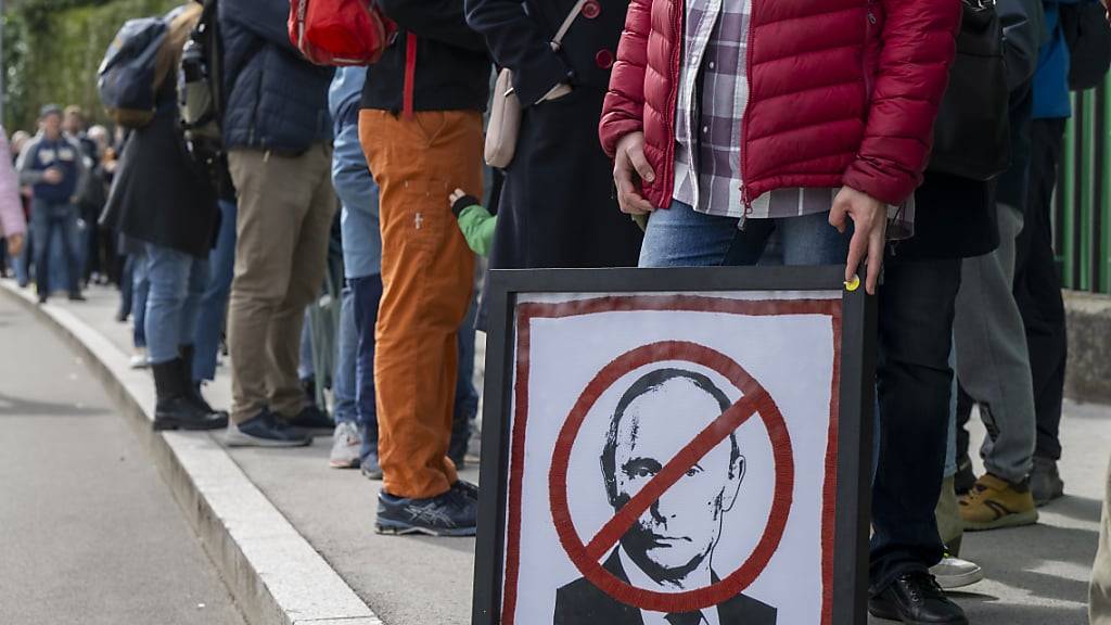 Hunderte in Genf protestieren in Warteschlange vor Wahl gegen Putin