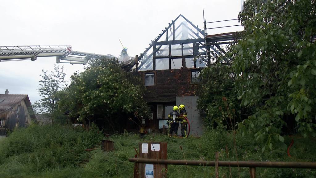 Gebäude in Niederglatt gerät in Brand – Blitzeinschlag als Ursache vermutet