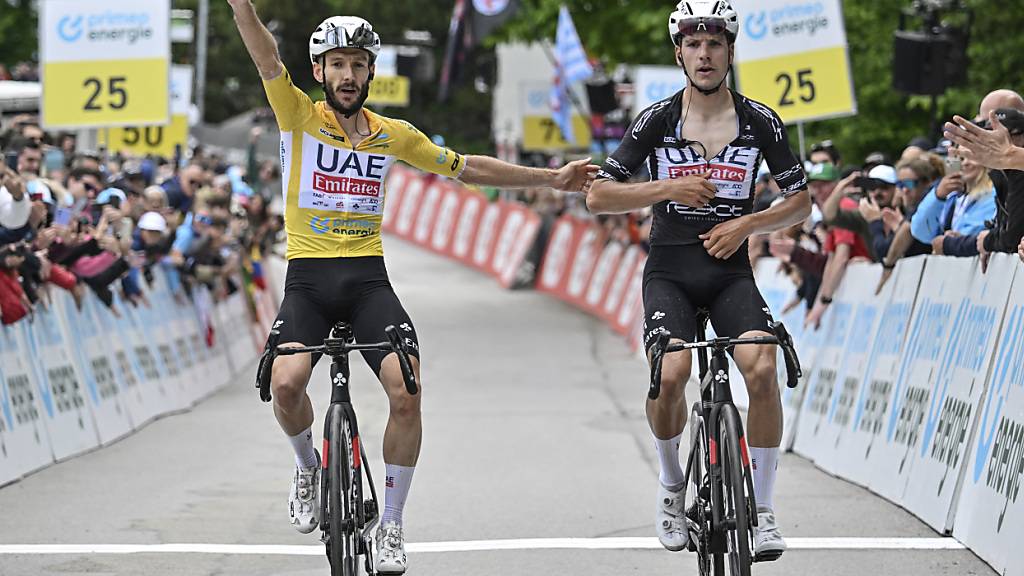 Seite an Seite überqueren die UAE-Teamkollegen Adam Yates (links) und Joao Almeida die Ziellinie der 7. Etappe der Tour de Suisse