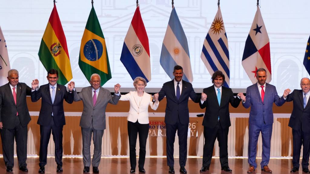 ARCHIV - Jose Raul Mulino (l-r), Präsident aus Panama, Rodrigo Paz, Präsident aus Bolivien, Antonio Costa, Präsident des Europäischen Rates, Ursula von der Leyen, Präsidentin der Europäischen Kommission, Santiago Peña, Präsident aus Paraguay, Javier Milei, Präsident aus Argentinien, Yamandu Orsi, Präsident aus Uruguay, und Mauro Vieira, Außenminister aus Brasilien, stehen für ein Gruppenfoto zusammen. Anlass ist ein Treffen zur Unterzeichnung eines Freihandelsabkommens zwischen der Europäischen Union und dem Mercosur. (zu dpa: «Brasilien billigt Mercosur-EU-Freihandelsabkommen») Foto: Jorge Saenz/AP/dpa