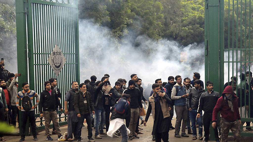 Sicherheitskräfte setzten in Indien bei Unruhen unter anderem Tränengas ein.