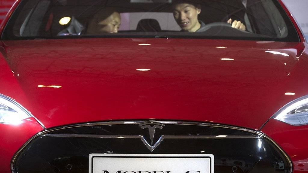 Berichte über Probleme bei der Radaufhängung: US-Behörde nimmt Elektroauto Tesla ins Visier. (Symbolbild)