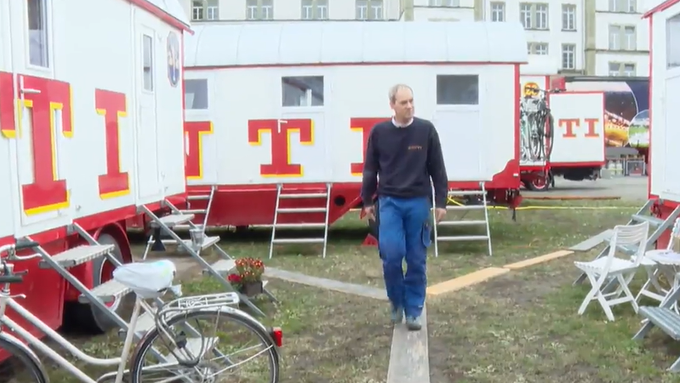 Daniel Ehrismann hängt Pädagogen-Job an Nagel und wird Zirkus-Handyman