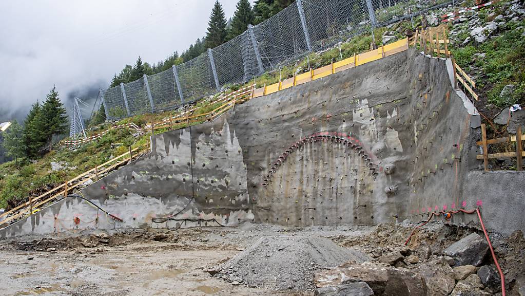 Das Tunnelportal beim offiziellen Spatenstich zum Baustart der zweiten Röhre des Gotthard-Strassentunnels in Göschenen.