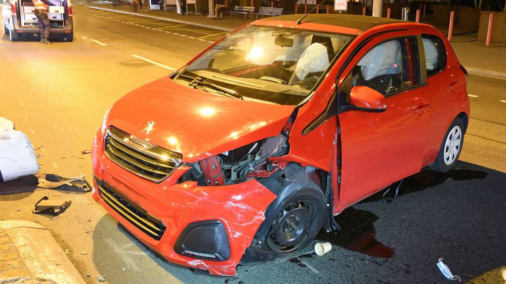 Passanten eilen zur Hilfe: Autofahrerin rammt Poller am Pilatusplatz und wird verletzt