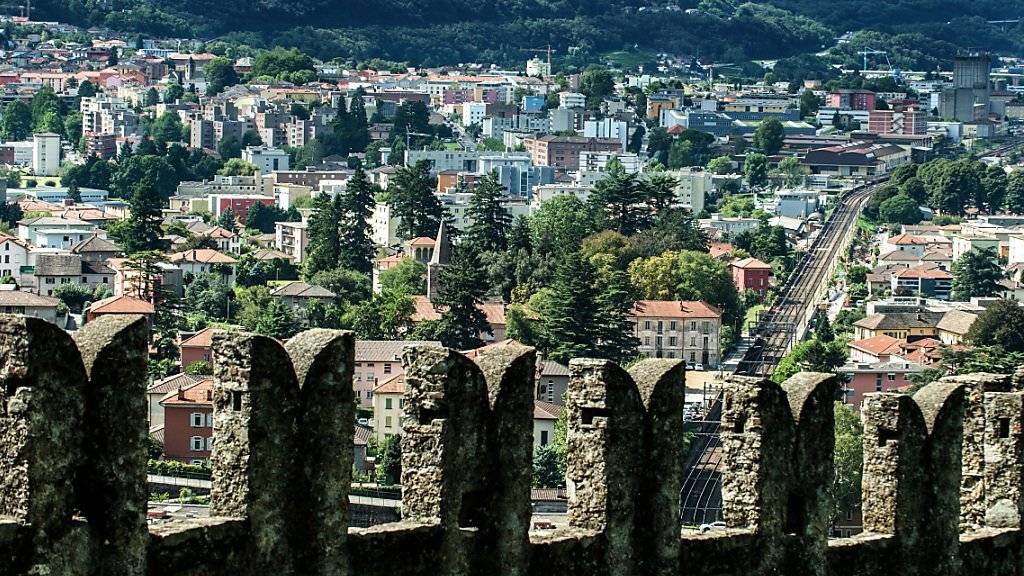 Könnte einmal alles zur Gemeinde Gross-Bellinzona gehören: Blick vom Wachturm des Castello di Montebello in Bellinzona Richtung Giubiasco (Archiv).