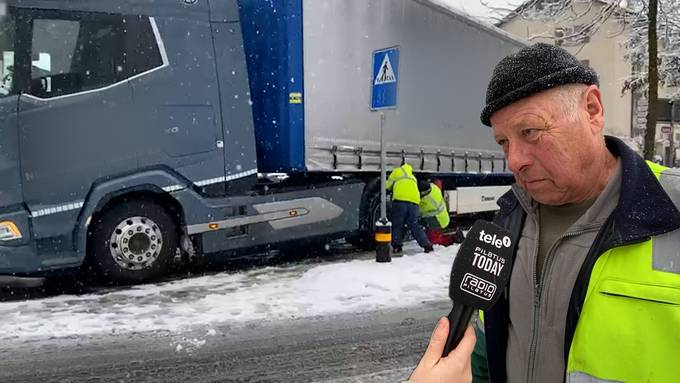 «Zu kurze Schneeketten dabei» – Lastwagen und Autos hatten Mühe