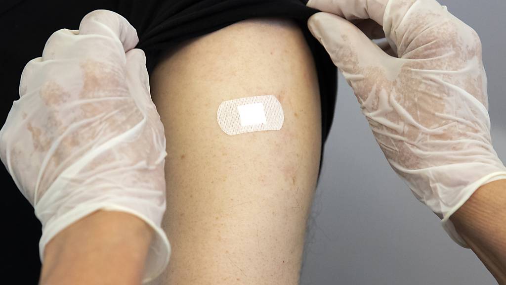 Laut der Task Force des Bundes schützen mRNA-Impfstoffe Erwachsene während 16 Monaten vor einer leichten Covid-19-Erkrankung und während drei Jahren vor einem schweren Krankheitsverlauf. (Symbolbild)